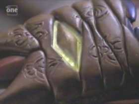 Detail armbandu s atanickými nápisy