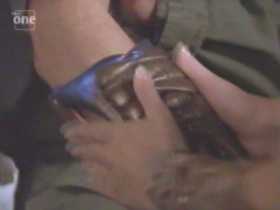 Anise připevňuje Sam armband 