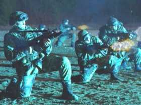 Vojáci z SG-týmů se snaží střelbou prolomit energetickou bariéru, ale ta je jen oslňuje ;-).